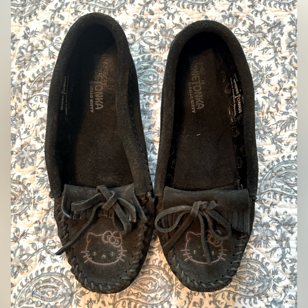 Minnetonka X Hello Kitty Black Moccasin Flats Size 6